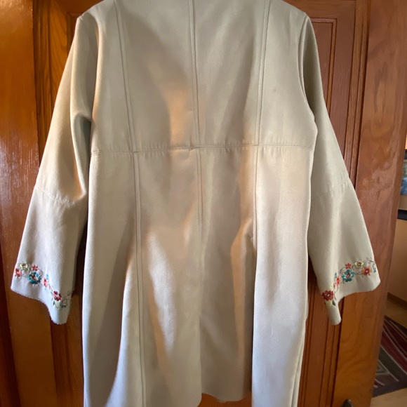 Embroidered spring coat, washable, worn twice - Picture 6 of 7